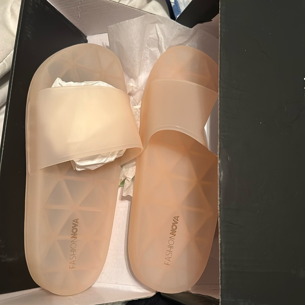 Fashion nova slides